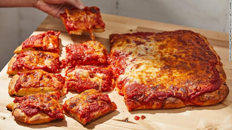 シチリアンピザの特徴はフォカッチャと同様の分厚い生地にある/Tom McCorkle/The Washington Post/Getty Images