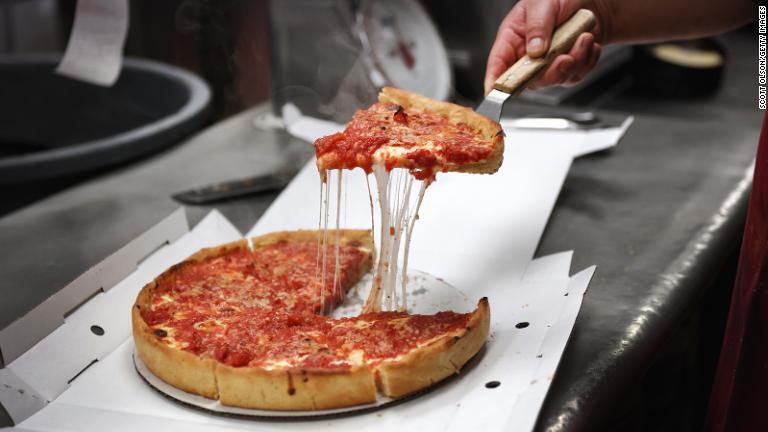 ビスケットのような生地の端がパン皿の側面に押し上げられたシカゴのディープディッシュ・ピザ/Scott Olson/Getty Images