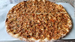 ラフマクンはトルコ風のピザで同国やアルメニア、独ベルリン、ハンブルクなどでお馴染みの味だ