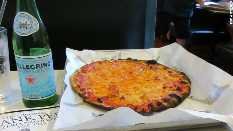 コネティカット州ニューヘイブンの住民たちがナポリタン・ピザに手を加えて作ったニューヘイブン風ピザ/Beth J. Harpaz/AP