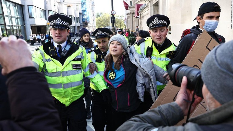 警察に拘束されるスウェーデンの環境活動家グレタ・トゥンベリさん＝１７日、英ロンドン/Henry Nicholls/AFP/Getty Images