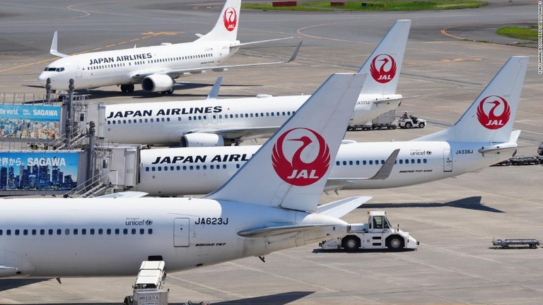 力士による重量オーバーで日本航空が臨時便を運航/Toru Hanai/Bloomberg/Getty Images