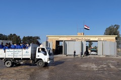 ラファ検問所、きょう開通見込み　支援物資トラックが待機