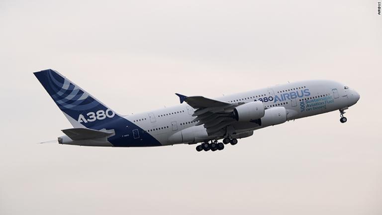 世界最大の旅客機「エアバスＡ３８０」は２０２２年３月２５日、持続可能な航空燃料（ＳＡＦ）のみを動力に試験飛行を実施した/Airbus