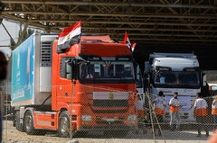 ラファ検問所開通、人道支援トラックがガザ入り　２０台通過後に閉鎖