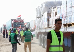 トラック１４台がラファ検問所通過、ガザへ支援物資搬入