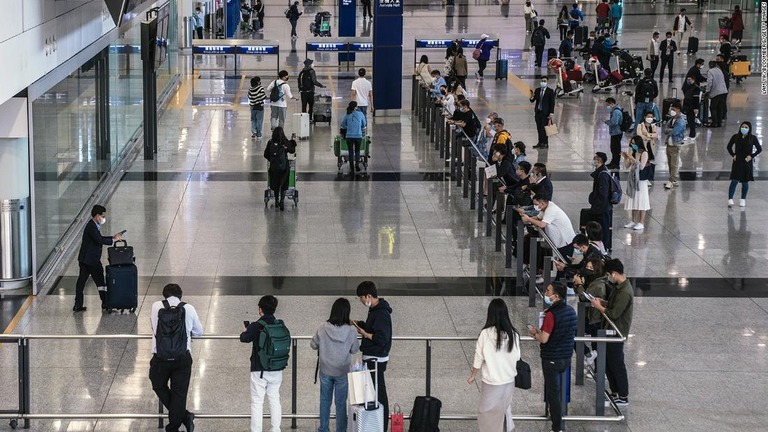 香港国際空港の到着ホールを歩く旅行客ら＝２月１７日/Lam Yik/Bloomberg/Getty Images