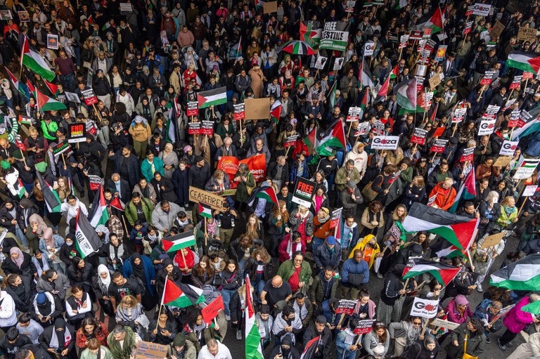 ロンドンで行われたパレスチナ支持を訴える大規模デモには、主催者側の発表で数十万人が集まったという/Phil Lewis/SOPA Images/LightRocket/Getty Images