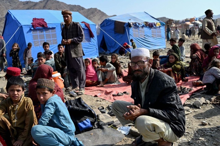 パキスタンとアフガニスタンの国境地帯で野営するアフガニスタン難民/Wakil Kohsar/AFP/Getty Images