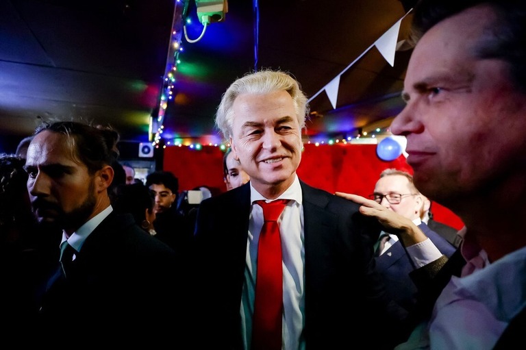 オランダの自由党（ＰＶＶ）のヘルト・ウィルダース党首（中央）＝２２日、オランダ・スヘフェニンゲン/Remko de Waal/AFP/Getty Images