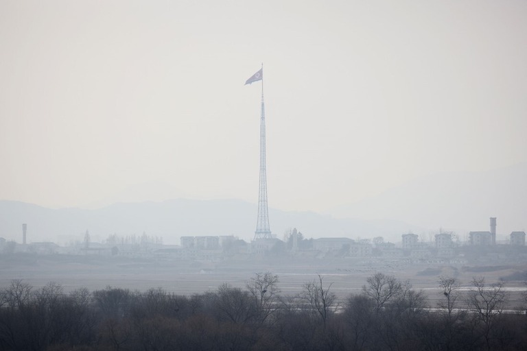 北朝鮮と韓国を隔てる非武装地帯（ＤＭＺ）の板門店付近で撮影された北朝鮮の国旗＝２月７日/Kim Hong-Ji/Reuters