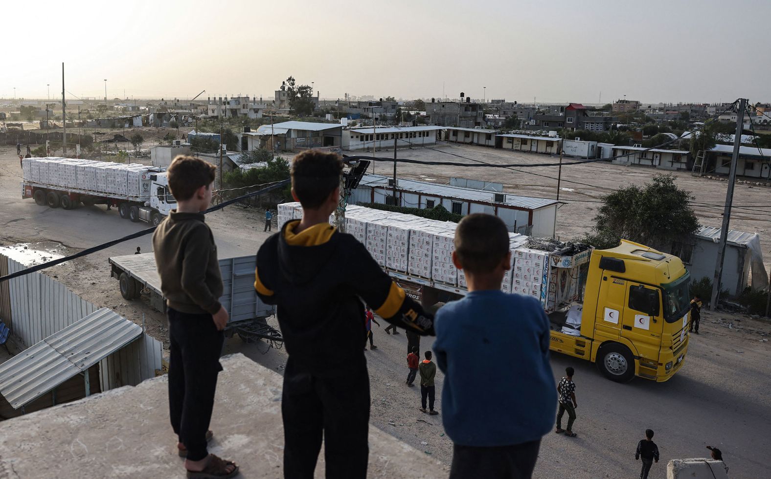 ガザに入るトラックを眺める少年＝１１月２６日/Mohammed Abed/AFP/Getty Images