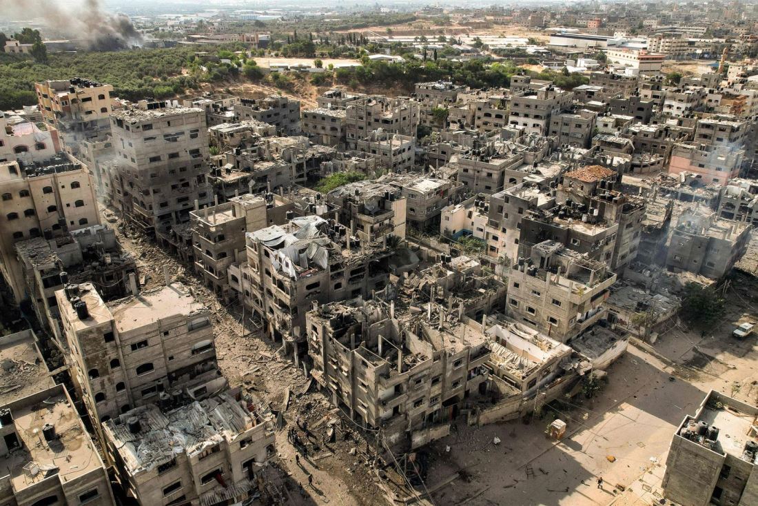 イスラエル軍の攻撃によって破壊されたジャバリヤ難民キャンプの建物＝１０月１１日/Yahya Hassouna/AFP/Getty Images