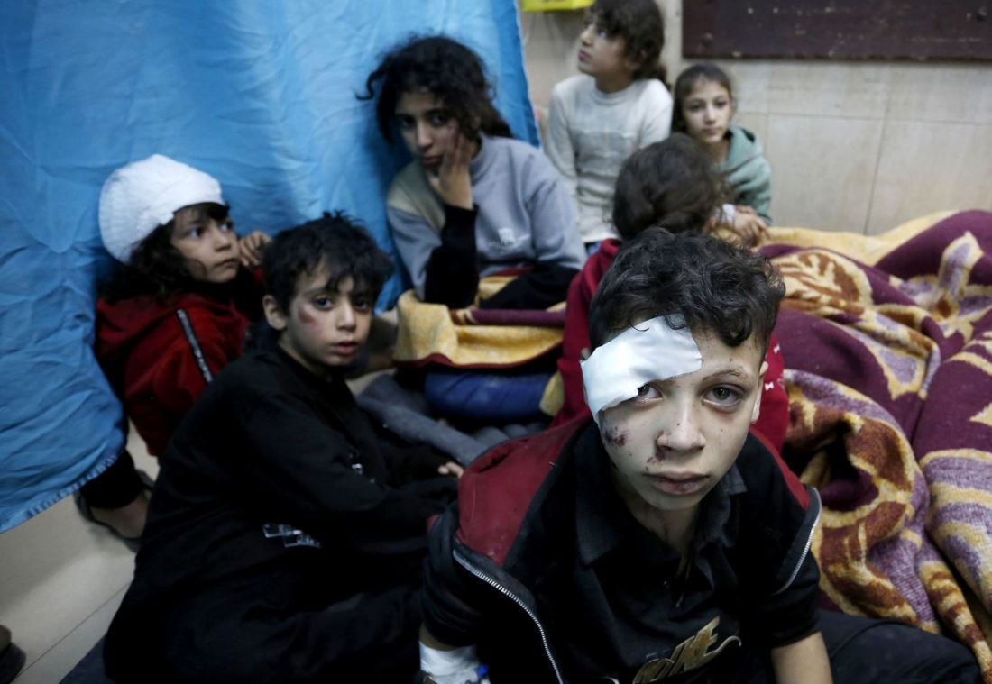 難民キャンプの学校が攻撃を受けたため、病院で治療を受けるパレスチナ人の子どもら＝１１月２０日、パレスチナ自治区ガザ地区/Ashraf Amra/Anadolu/Getty Images