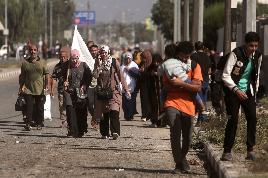 パレスチナ自治区ガザ地区の南部へと避難するなか、白い旗を掲げる女性＝１１月７日/Mohammed Dahman/AP