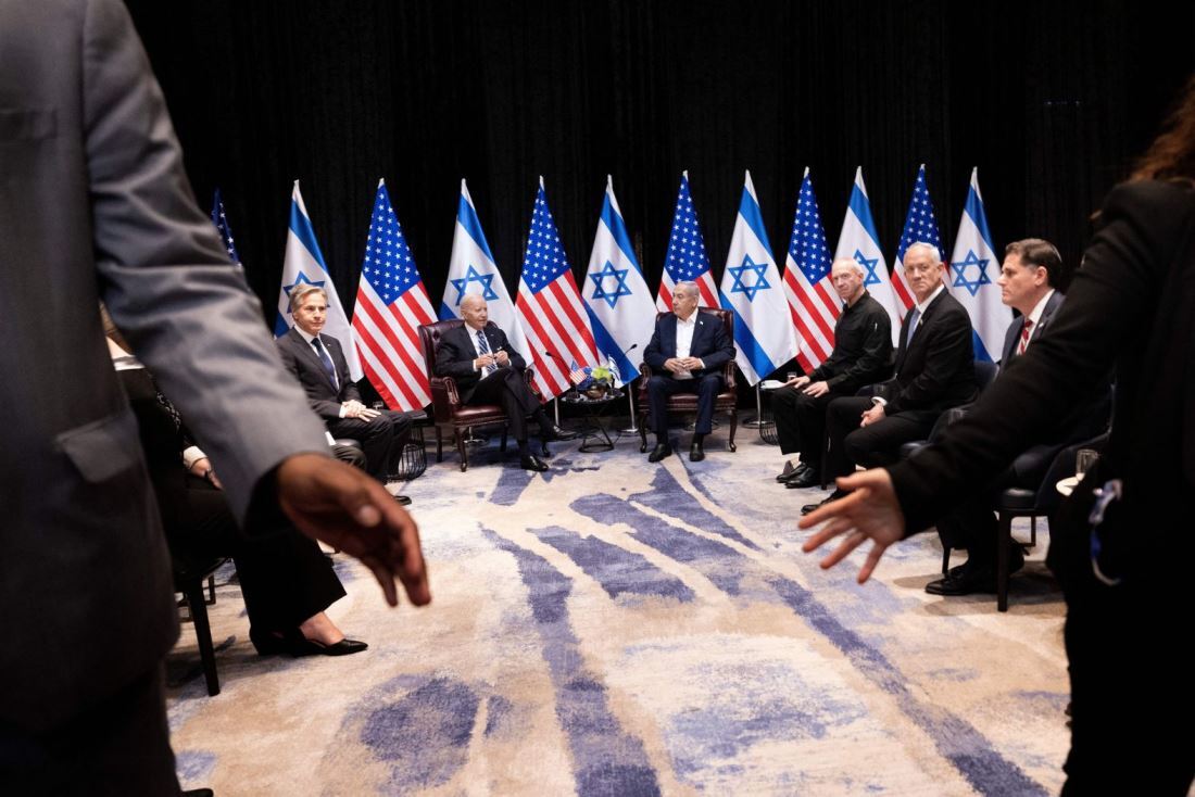 イスラエルを訪問したバイデン米大統領と会談するネタニヤフ首相＝１０月１８日/Brendan Smialowski/AFP/Getty Images