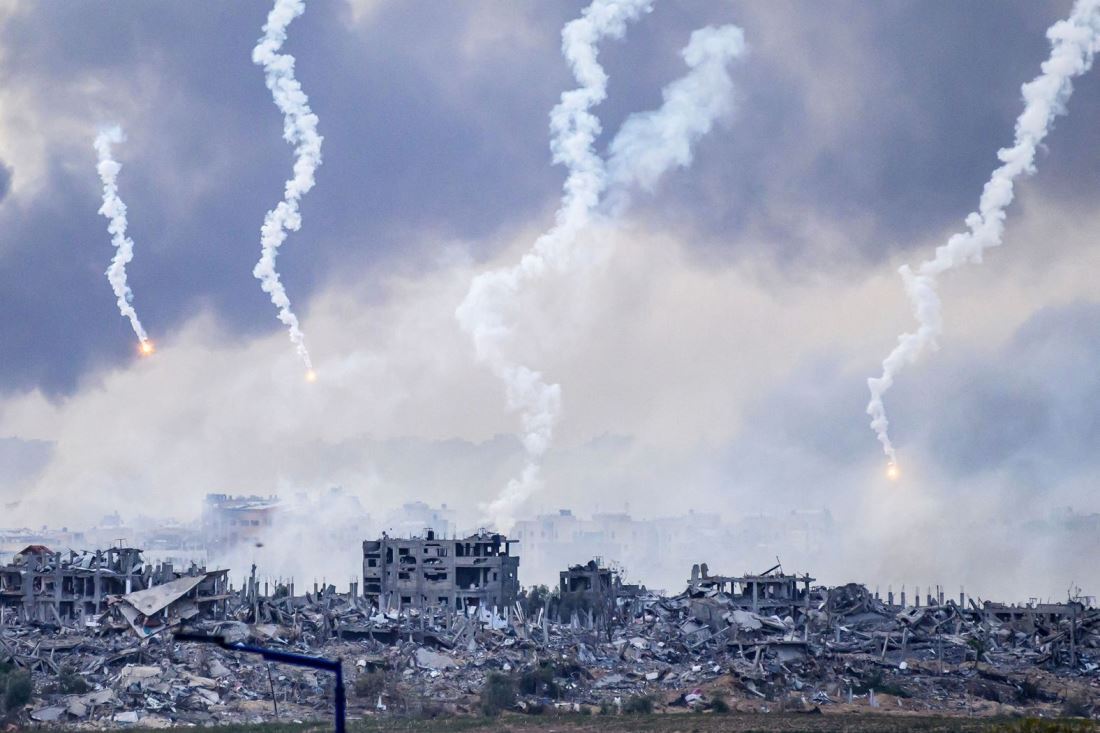 イスラエル軍による攻撃を受けて立ち上る煙＝１１月２２日、パレスチナ自治区ガザ地区北部/MacDougall/AFP/Getty Images