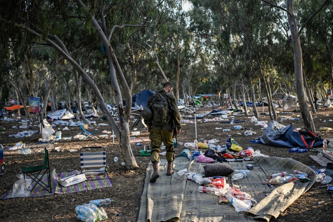 ハマスに襲撃された音楽フェスの会場近くをパトロールするイスラエル軍兵士＝１０月１２日/Aris Messinis/AFP/Getty Images