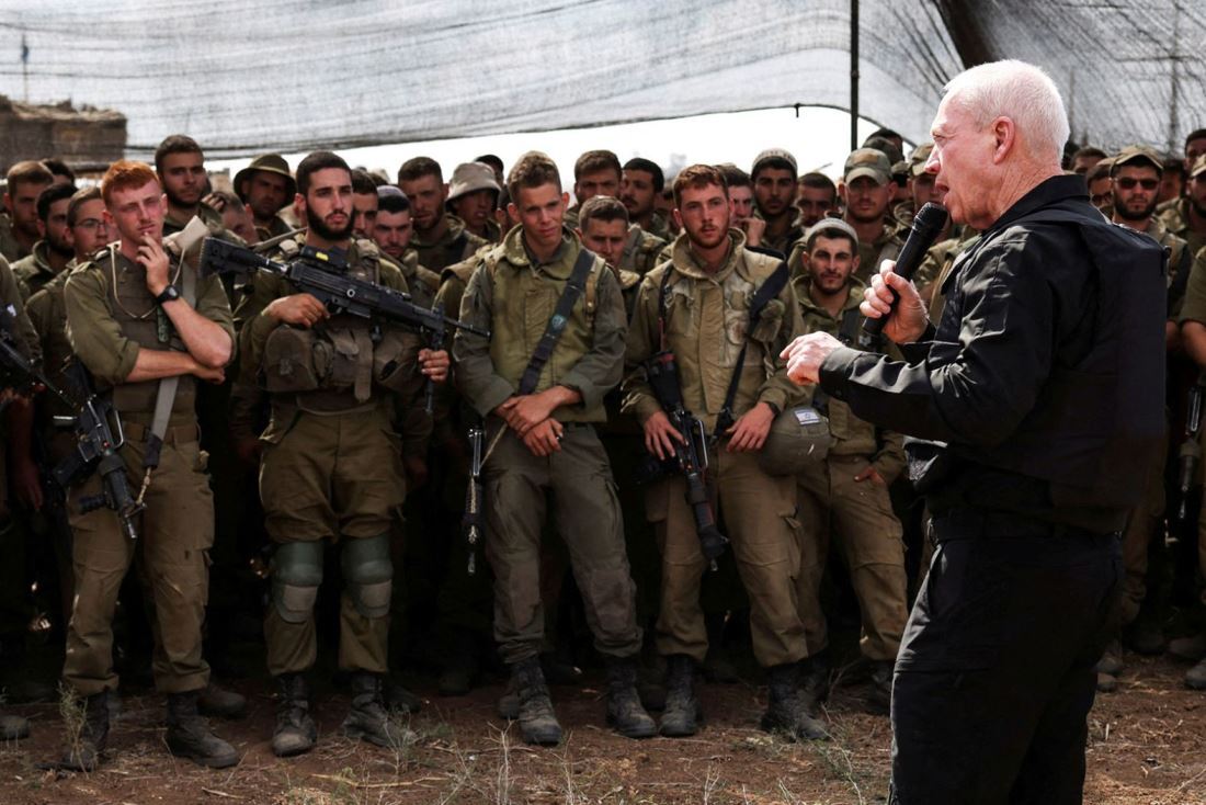イスラエル軍の兵士に向かって演説するガラント国防相。兵士らに対して「ガザを中から見ることになる」と述べ、地上侵攻作戦の実施を示唆した＝１０月１９日/Ronen Zvulun/Reuters