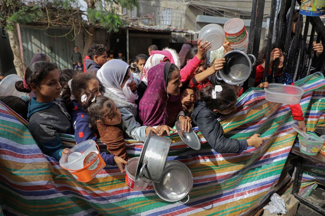 空っぽの容器を手に支援物資の到着を待つパレスチナの人々＝１１月１９日/Rizek Abdeljawad/Xinhua/Getty Images