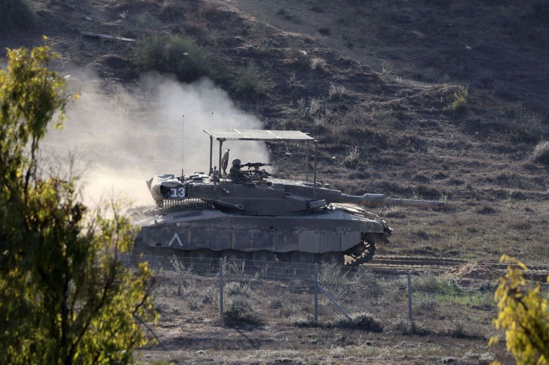 パレスチナ自治区ガザ地区の境界近くを移動するイスラエル軍の戦車＝１１月１０日/Jack Guez/AFP/Getty Images