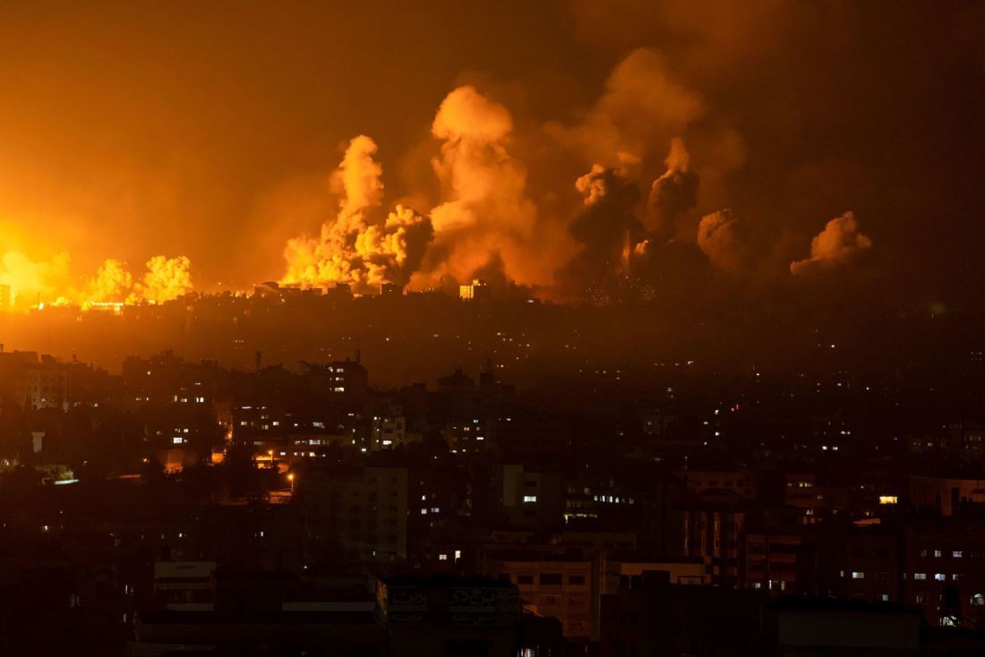 イスラエル軍の空爆を受けて上がる煙＝１０月８日、パレスチナ自治区ガザ地区/Fatima Shbair/AP