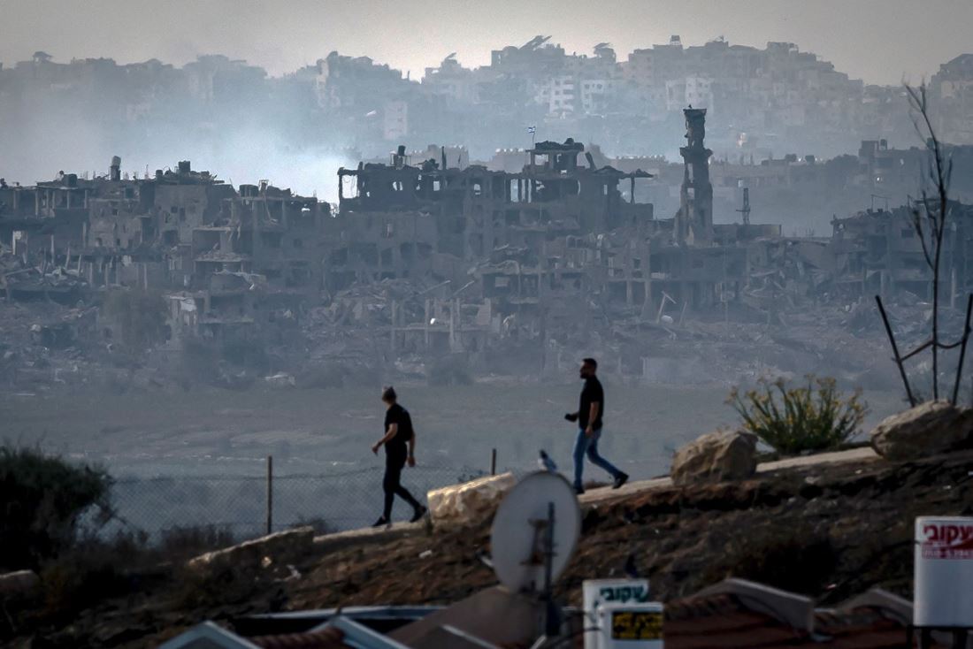 パレスチナ自治区ガザ地区との境界近くを歩く男性＝１１月１３日、イスラエル南部/Fadel Senna/AFP/Getty Images