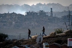 パレスチナ自治区ガザ地区との境界近くを歩く男性＝１１月１３日、イスラエル南部