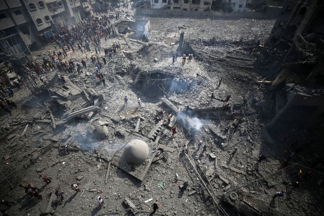 イスラエル軍の攻撃によって破壊されたモスク（イスラム教礼拝所）を調べるパレスチナの人々＝１０月９日/Majdi Fathi/NurPhoto/Getty Images