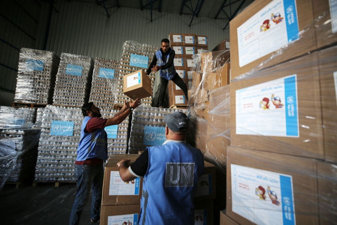 避難所に逃げてきたパレスチナの人々に支援物資を届ける準備をする国連の職員＝１１月４日/Majdi Fathi/NurPhoto/Getty Images