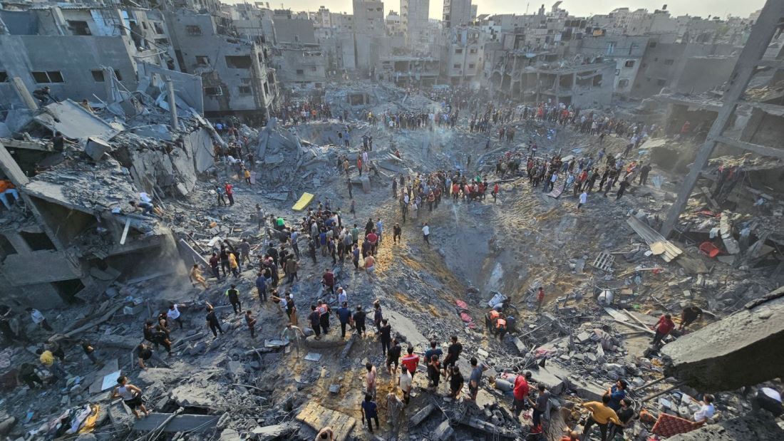 イスラエル軍の攻撃によって破壊されたジャバリヤ難民キャンプで生存者を探すパレスチナの人々＝１０月３１日/Anas al-Shareef/Reuters
