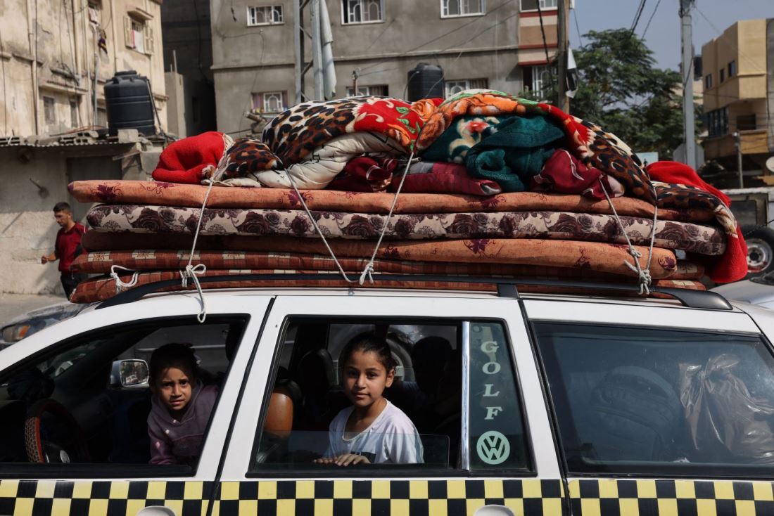 家財を積んだ車の中に座る子どもたち＝１０月２８日、パレスチナ自治区ガザ地区ハンユニス/Mohammed Abed/AFP/Getty Images