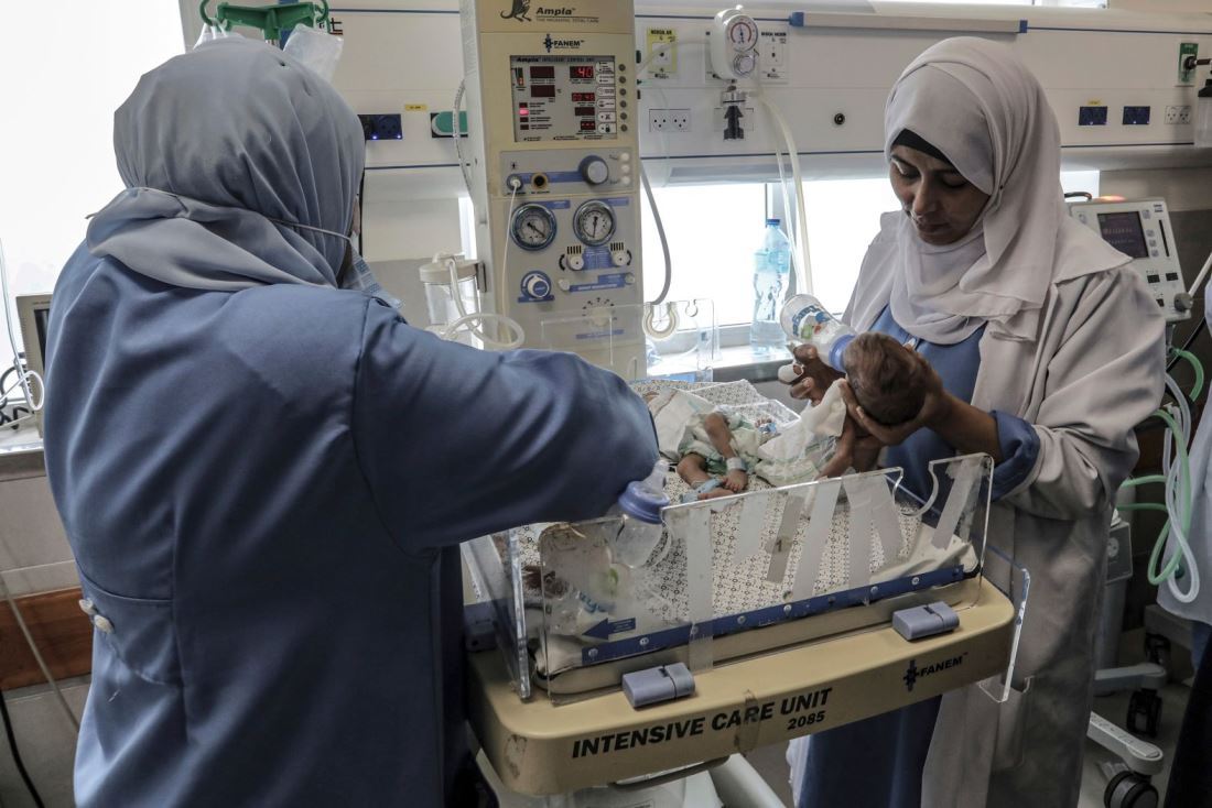 未熟児の治療を行うシファ病院の看護師＝１１月１９日、パレスチナ自治区ガザ地区/Abed Rahim Khatib/dpa/AP