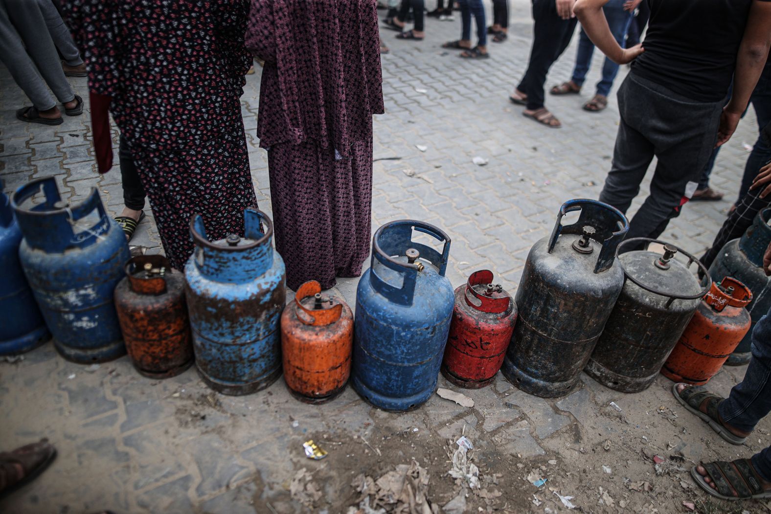調理用の燃料を受け取るために列を作る人々＝１１月２５日、パレスチナ自治区ガザ地区ハンユニス/Mustafa Hassona/Anadolu/Getty Images