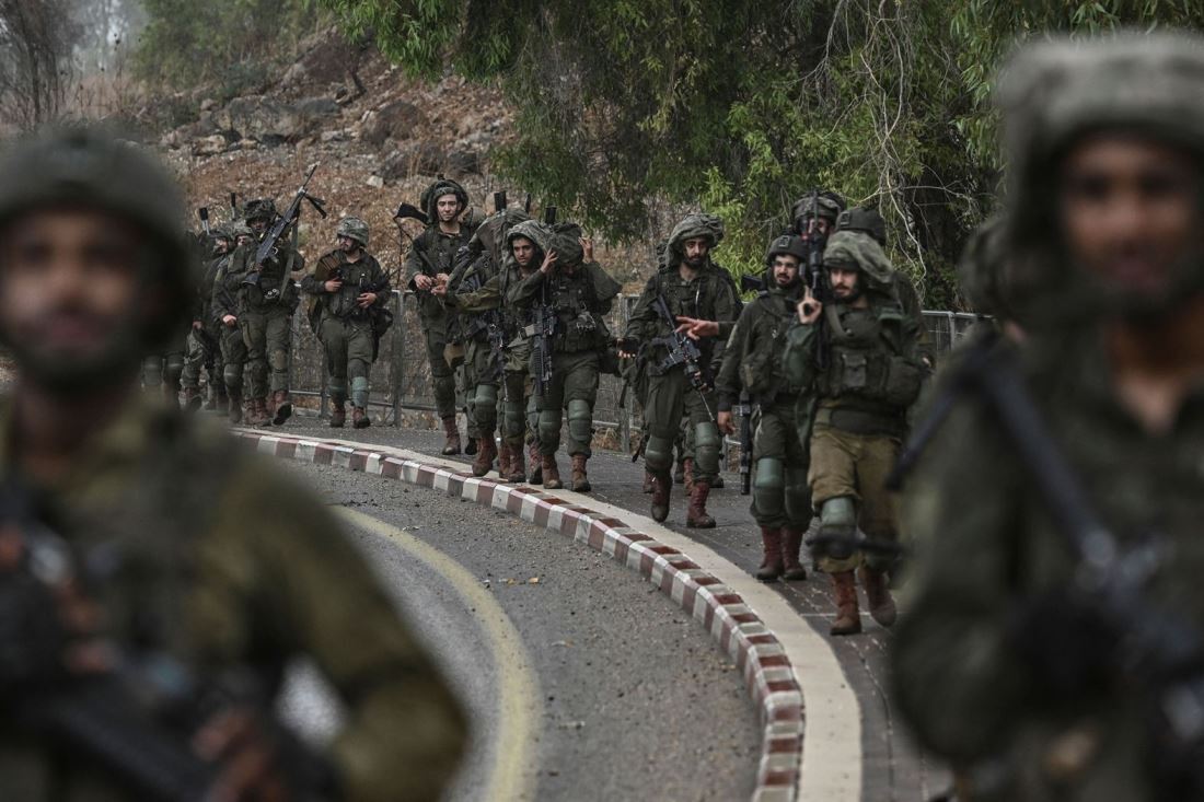 イスラエル北部のレバノン国境付近を移動するイスラエル軍兵士＝１０月１５日/Aris Messinis/AFP/Getty Images