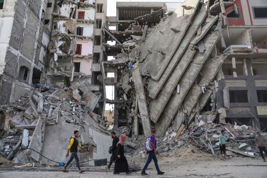 戦闘休止を受けて街中を歩くパレスチナの人々＝１１月２４日、パレスチナ自治区ガザ地区ガザ市/Mohammed Hajjar/AP