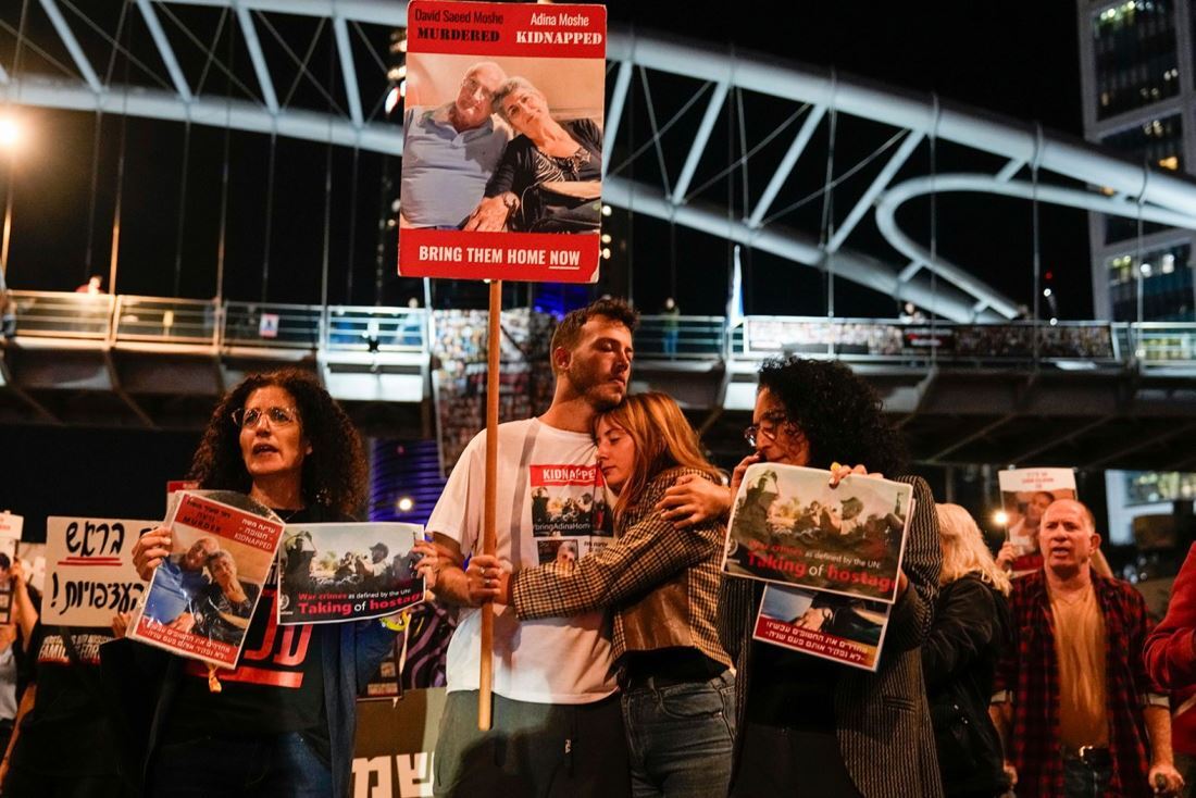 ネタニヤフ首相に人質の解放を求める家族ら＝１１月２１日、イスラエル・テルアビブ/Ariel Schalit/AP