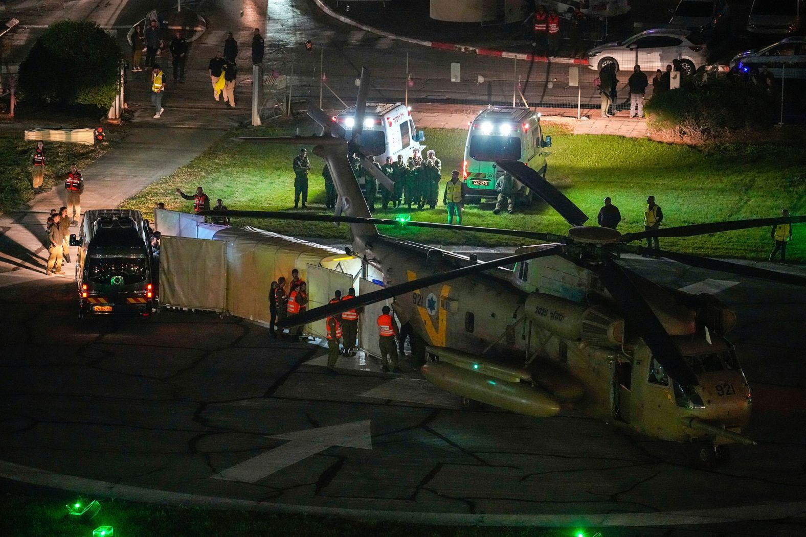 解放されたイスラエル人の人質を病院に運んできたヘリコプター＝１１月２４日、イスラエル・ペタクチクバ/Ohad Zwigenberg/AP
