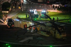 解放されたイスラエル人の人質を病院に運んできたヘリコプター＝１１月２４日、イスラエル・ペタクチクバ
