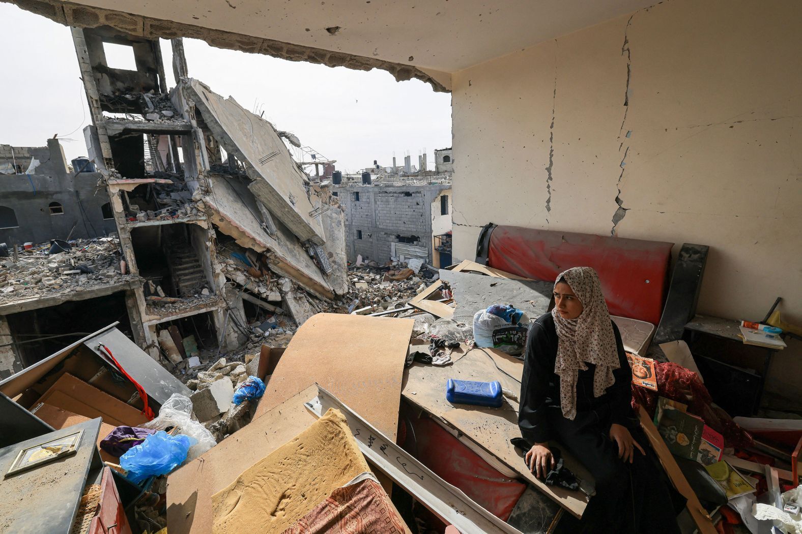 破壊された建物の部屋から外を眺めるパレスチナ人の女性＝１１月２５日、パレスチナ自治区ガザ地区ハンユニス/Mahmud Hams/AFP/Getty Images