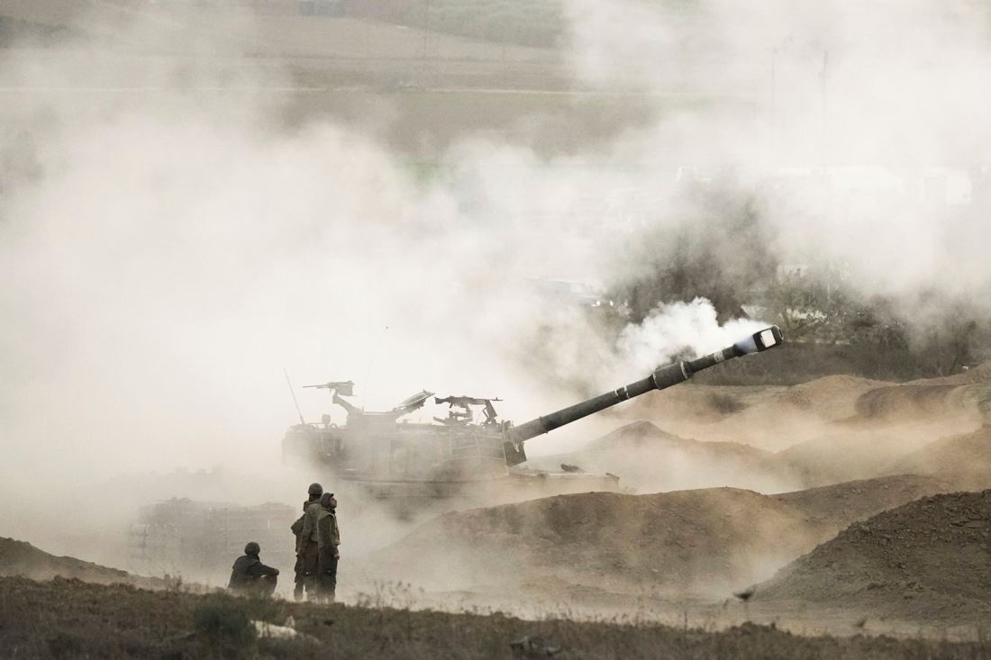 イスラエル南部からガザに向けて砲撃を行うイスラエル軍＝１０月２５日/Tsafrir Abayov/AP