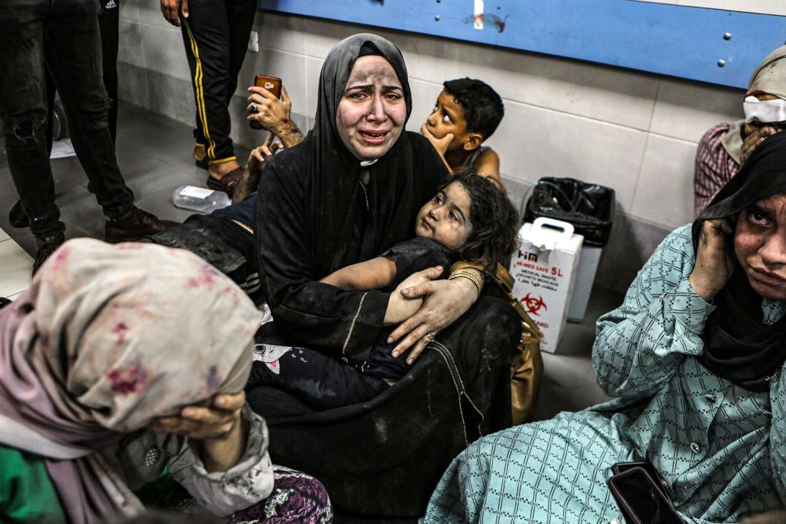 シファ病院に搬送されたパレスチナ人の負傷者＝１０月１７日/Abed Khaled/AP