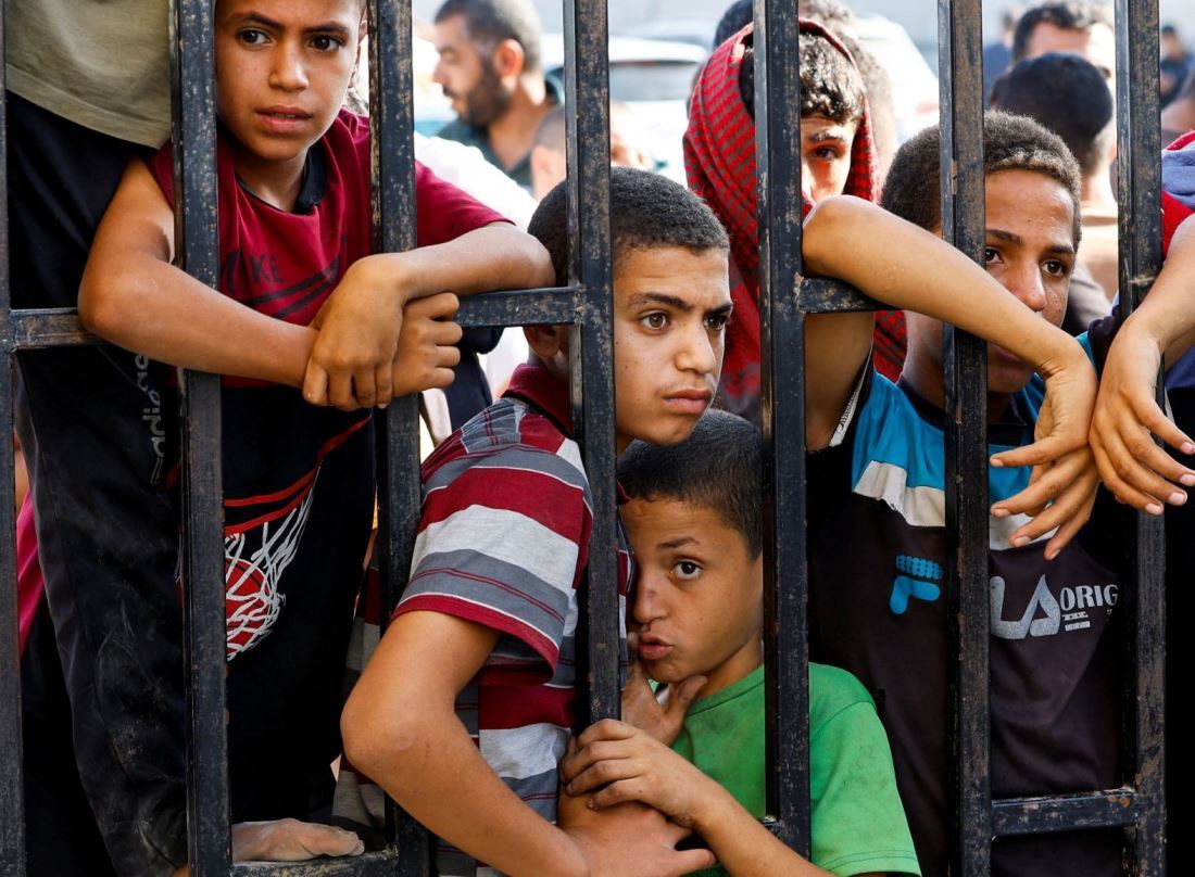 パレスチナ人の労働者が帰ってくるのを待つ子どもたち＝１１月３日/Ibraheem Abu Mustafa/Reuters
