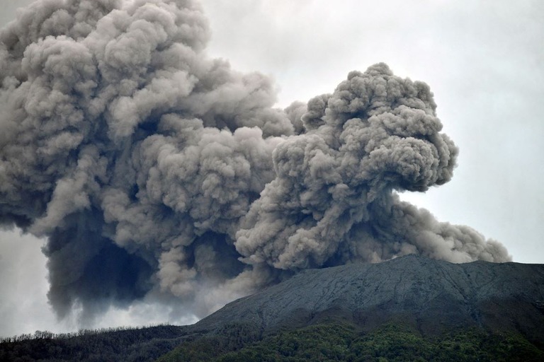火山灰を噴き出すインドネシアのマラピ火山＝４日/Antara Foto/Iggoy el Fitra/Reuters