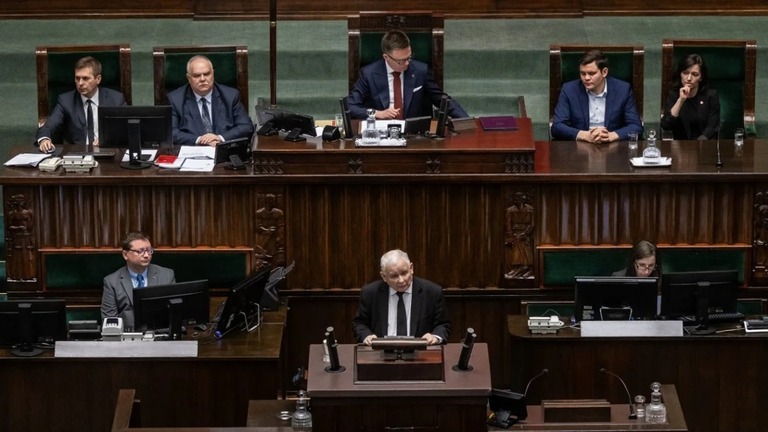 ポーランドの与党ＰｉＳが議会での信任投票で不信任となった/Wojtek Radwanski/AFP/Getty Images