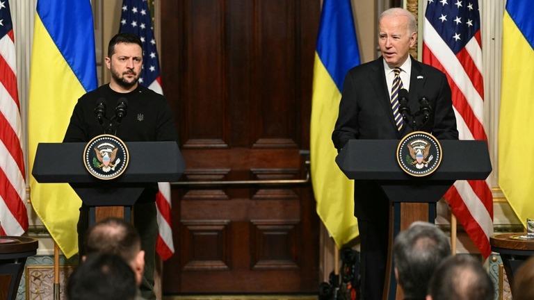 共同記者会見を開くウクライナのゼレンスキー大統領（左）とバイデン米大統領＝１２日、米ホワイトハウス/Mandel Ngan/AFP/Getty Images