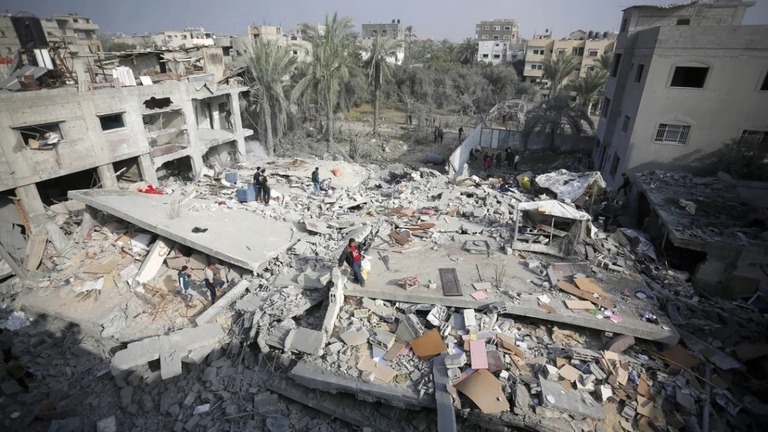 イスラエルのガザ攻撃後、瓦礫の中から使用可能な物を集めようとするパレスチナ人ら/Ashraf Amra/Anadolu/Getty Images