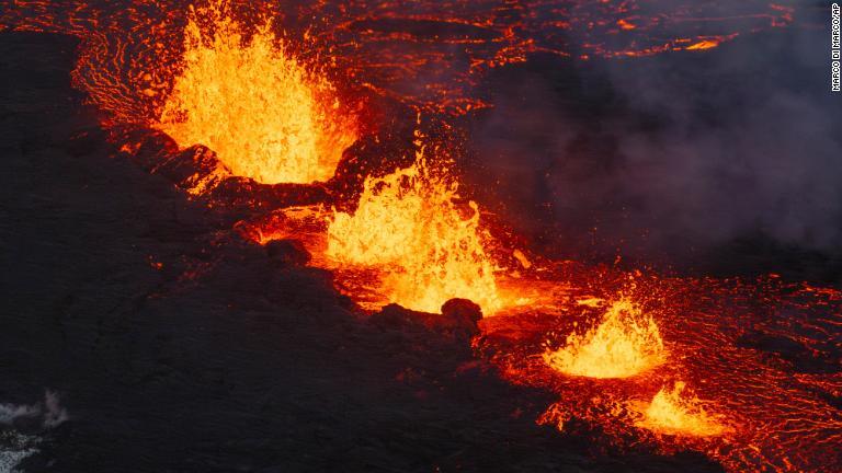 活火山の裂け目から溶岩が噴き出す様子を捉えたクローズアップ画像/Marco Di Marco/AP