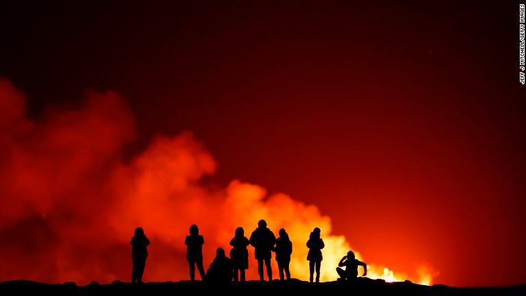 レイキャネス半島の噴火を眺める人々/Jeff J Mitchell/Getty Images
