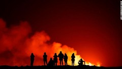 レイキャネス半島の噴火を眺める人々